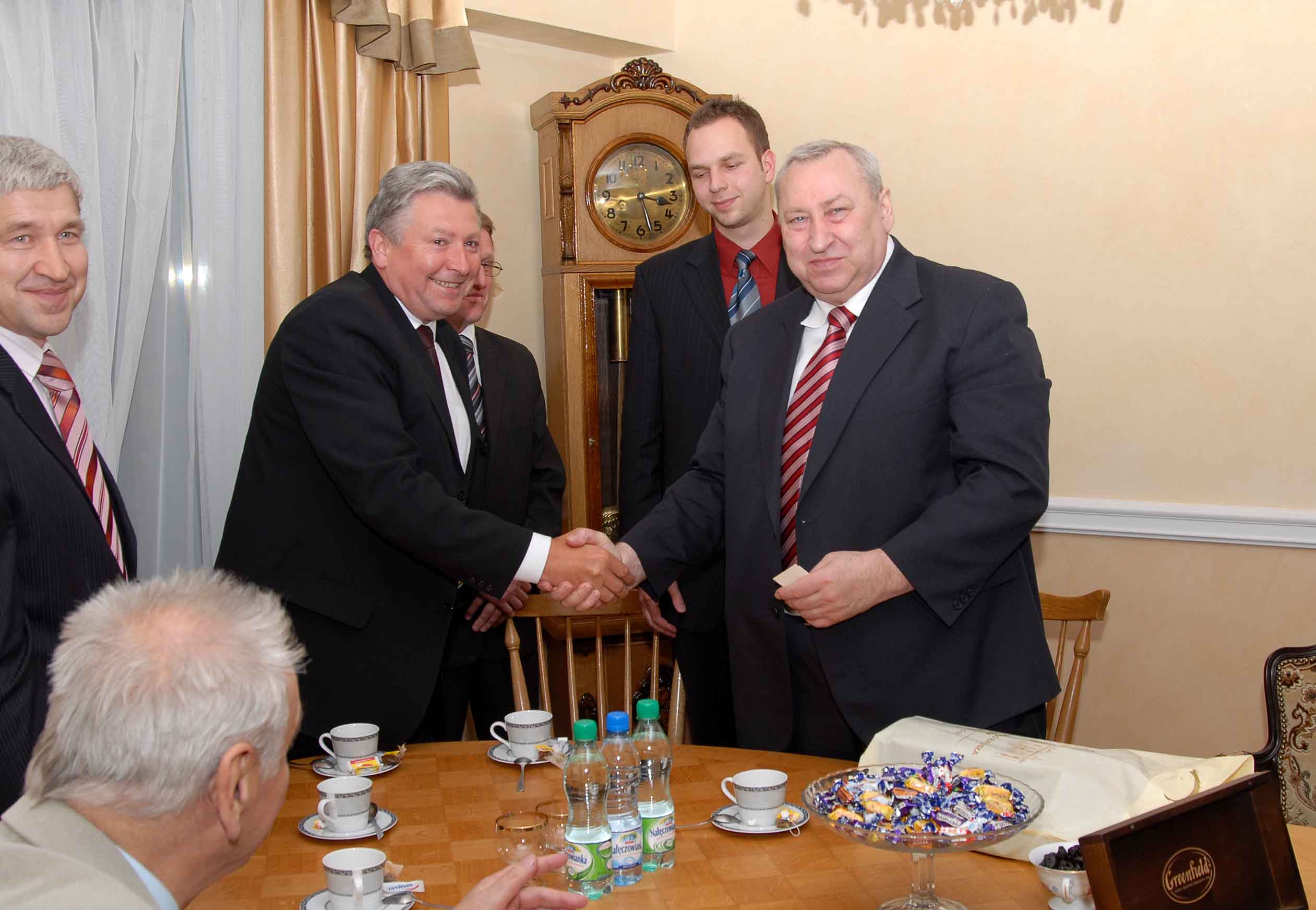 Burmistrz Mieczysaw Szymalski i przedstawiciel handlowy FR Nikoaj Zachmatow